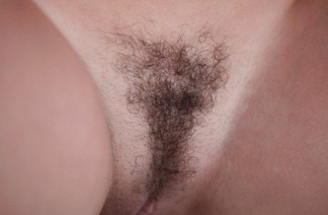 Красотка с большими натуральными сиськами демонстрирует свою волосатую киску и сексуальное тело в бикини картинка 13