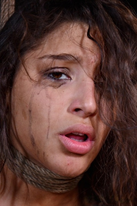 У латиноамериканки Абеллы Дэнджер потекла косметика, пока ее держали взаперти в темнице картинка 14