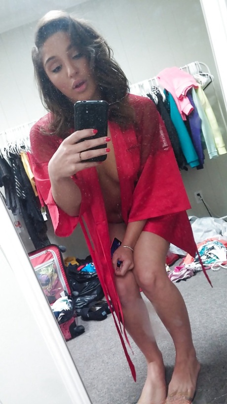 Селфи грудастой подростка Абеллы Бэнгер, которая одевается картинка 6