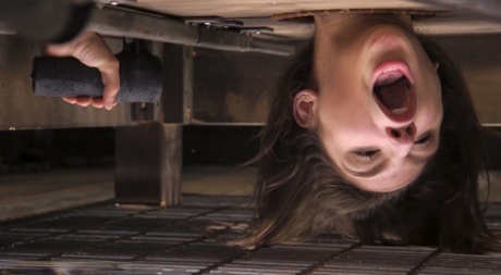 Абеллу Дэнджер беспомощно удерживают, прежде чем сделать минет и испытать шок картинка 6