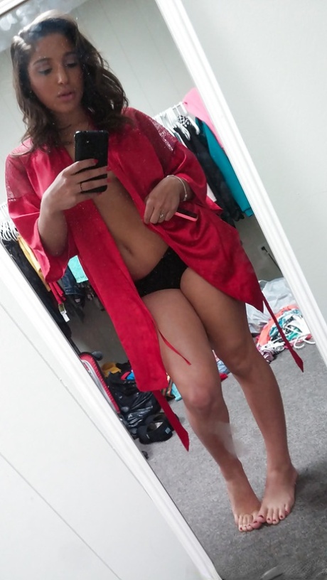 Селфи грудастой подростка Абеллы Бэнгер, которая одевается картинка 5