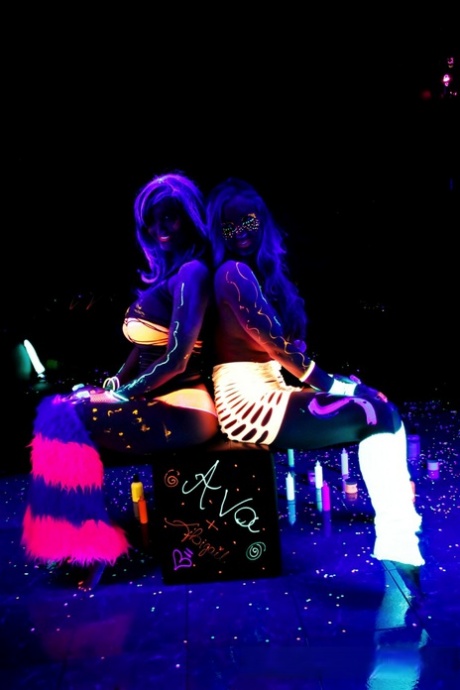 Эбигейл Мак Пуба в сети светится в темноте лесбийским сексом картинка 10