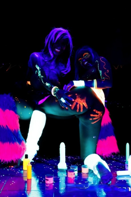 Эбигейл Мак Пуба в сети светится в темноте лесбийским сексом картинка 6