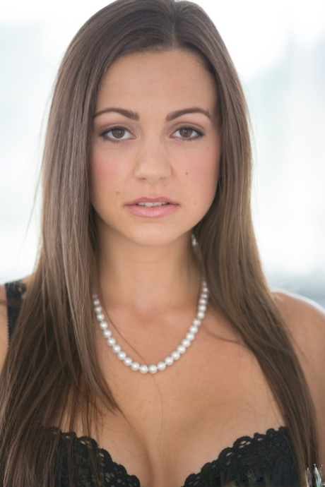 Резвящаяся брюнетка милашка в чулках избавляется от своего кружевного белья картинка 2