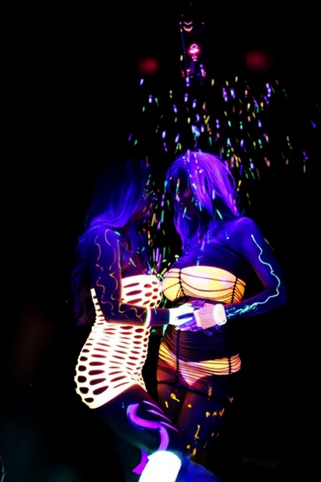 Эбигейл Мак Пуба в сети светится в темноте лесбийским сексом картинка 15