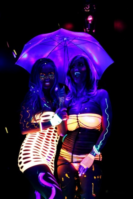 Эбигейл Мак Пуба в сети светится в темноте лесбийским сексом картинка 9