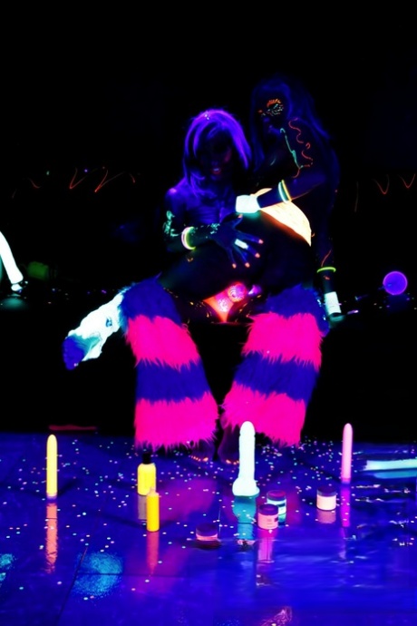 Эбигейл Мак Пуба в сети светится в темноте лесбийским сексом картинка 14