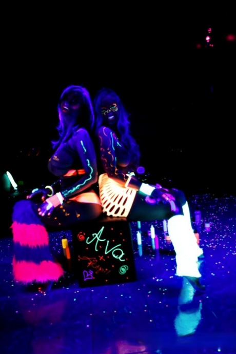 Эбигейл Мак Пуба в сети светится в темноте лесбийским сексом картинка 11