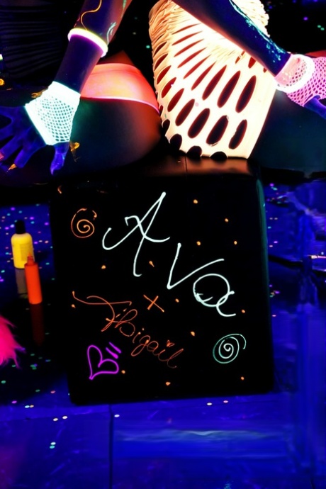 Эбигейл Мак Пуба в сети светится в темноте лесбийским сексом картинка 12