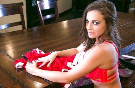 Брюнетка Эбигейл Мак снимает рождественское нижнее белье, чтобы показать маленькие твердые соски картинка 4