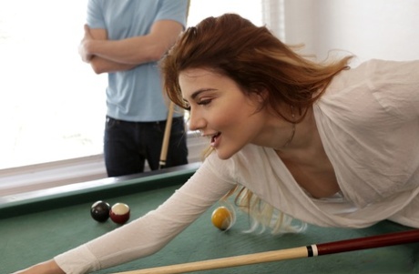 Молоденькая рыжеволосая красотка трахается с большим членом на бильярдном столе картинка 2