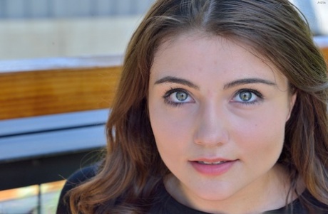 Молоденькая милашка в обтягивающем платье и на каблуках вставляет большой огурец в киску картинка 9