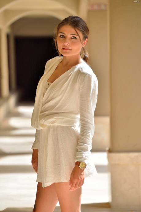 Эротичная юная Адриа теребит пальцами свою попку, демонстрируя обнаженную юбку на открытом воздухе картинка 2