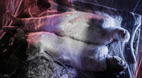 ГЛАЗА В НЕБЕ - ПАРА, ПОХИЩЕННАЯ ИНОПЛАНЕТЯНАМИ И ЗАСТАВЛЕННАЯ СНИМАТЬСЯ В ЖИВОМ СЕКСЕ картинка 5