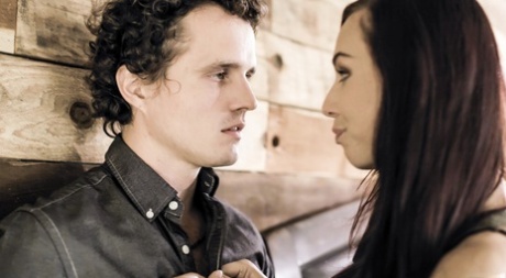 Молодая брюнетка Айдра Фокс просыпается, нуждаясь в сексе, и ее сводный брат сделает это картинка 5