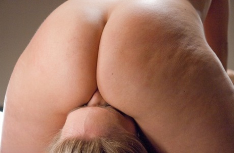 Спортивные девушки участвуют в неприятных анальных играх во время тренировки картинка 11