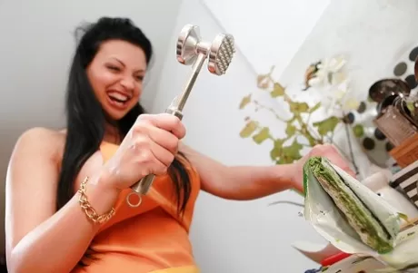 Порнозвезды Алетта Оушен и Алеска Даймонд готовят голышом на кухне картинка 8