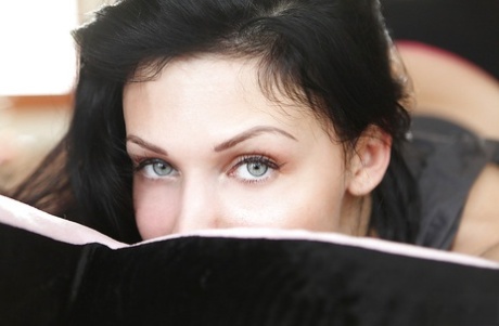 Порнозвезда с длинными ногами Алетта Оушен лежит на своей кровати картинка 6