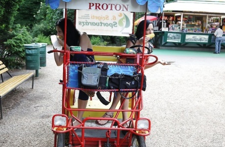 Порнозвезда с красивым лицом Алетта Оушен прогуливается с подругой картинка 8