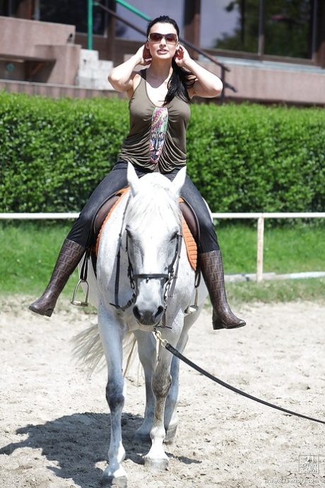 Порнозвезда Алетта Оушен катается на лошади на открытом воздухе в очках картинка 3