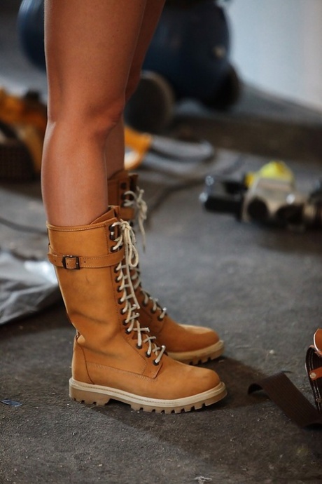 Алетта Оушен демонстрирует свои европейские большие сиськи и длинные ноги картинка 6