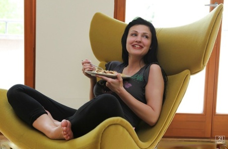 Порнозвезда Алетта Оушен с великолепным телом и улыбкой развлекается дома картинка 10