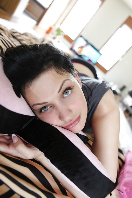 Порнозвезда с длинными ногами Алетта Оушен лежит на своей кровати картинка 5