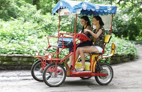 Порнозвезда с красивым лицом Алетта Оушен прогуливается с подругой картинка 6