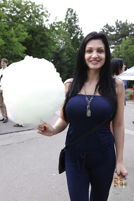 Порнозвезда с красивым лицом Алетта Оушен прогуливается с подругой картинка 14