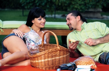 Темноволосая самка Алетта Оушен обнажает свои большие сиськи перед сексом во дворе картинка 4