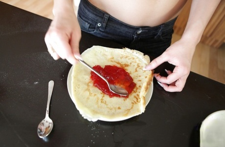 Порнозвезда Алетта Оушен с великолепным телом и улыбкой развлекается дома картинка 16