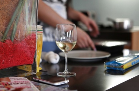 Порнозвезда Алетта Оушен с великолепным телом и улыбкой развлекается дома картинка 3