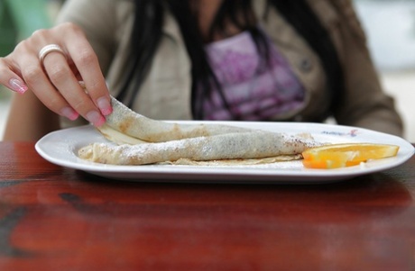 Алетта Оушен ужинает вне дома и не упускает шанса показать свои сиськи картинка 10