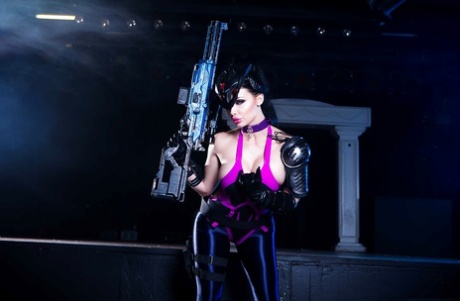 Порнозвезда Алетта Оушен демонстрирует большие сиськи и красивую попку в костюме для косплея картинка 3