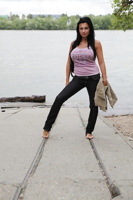 Алетта Оушен ужинает вне дома и не упускает шанса показать свои сиськи картинка 5