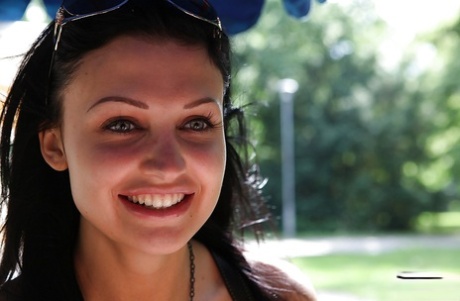 Порнозвезда с красивым лицом Алетта Оушен прогуливается с подругой картинка 3