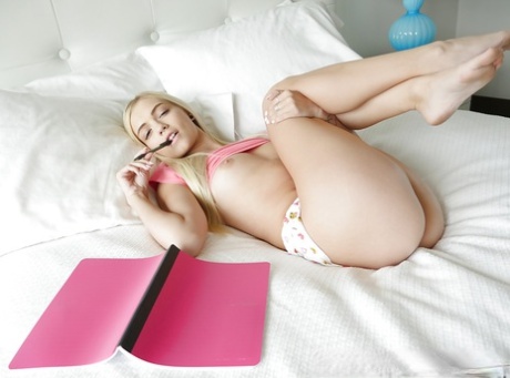 Очаровательная Алекс Грей отодвигает трусики в сторону, чтобы поиграть со своей нуждающейся киской картинка 8