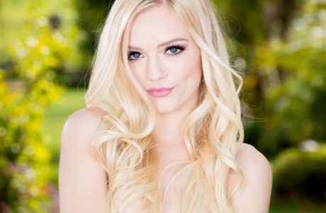 Горячая белокурая цыпочка Алекс Грей снимает свою пижаму на заднем дворе картинка 13