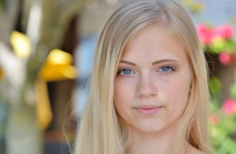 Симпатичная молодая блондинка мелькает голой юбкой и раздвигает голую попку на улице картинка 6