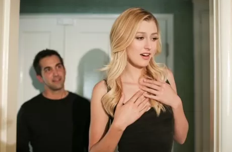 Худенькая блондинка-бомба Алекса получает жесткий толчок в свою тугую киску картинка 2