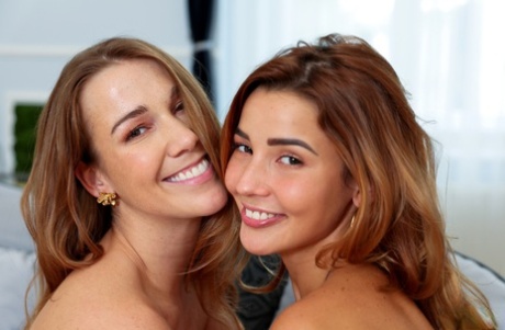 Молодые лесбиянки Агата Вега и Алексис Кристал используют секс-игрушку во время секса картинка 16