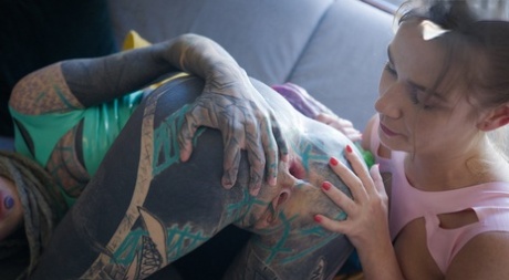 Модификатор тела Анускацц и Алексис Кристал принимают участие в анальной лесбийской игре картинка 9