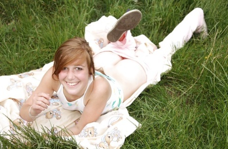 Грязная красотка Анук раздвигает свои ножки и теребит пальцами свою бритую пизду картинка 2