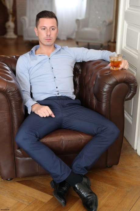 Сексуальная молоденькая Алисия Фокс и ее подружка целуются перед двойным минетом картинка 12