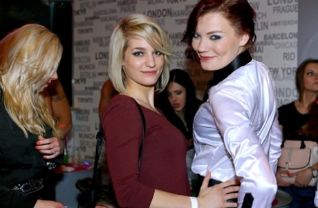 Европейские женщины не могут устоять перед крепкими членами мужчин-стриптизерш картинка 7