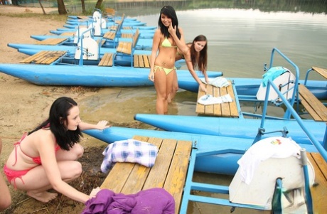 Группа молодых девушек занимается лесбийским сексом на понтонной весельной лодке картинка 3