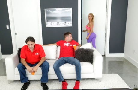 Милфа блондинка с большой грудью трахается с массивным членом в душе картинка 2