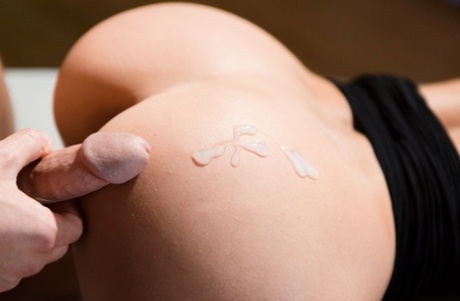 Горячая мамаша Алексис Фоукс завершает грубый секс спермой на свою сексуальную попку картинка 15