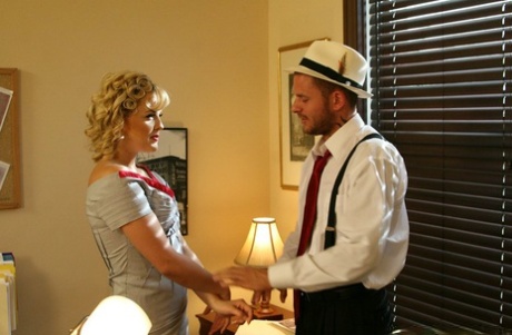 Красотка-порнозвезда Алексис Техас увлекается ретро-жестким трахом с большим членом картинка 6