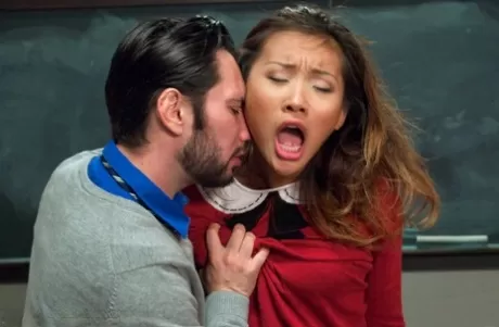 Непослушная азиатская студентка принимает свое наказание, находясь в темнице картинка 2